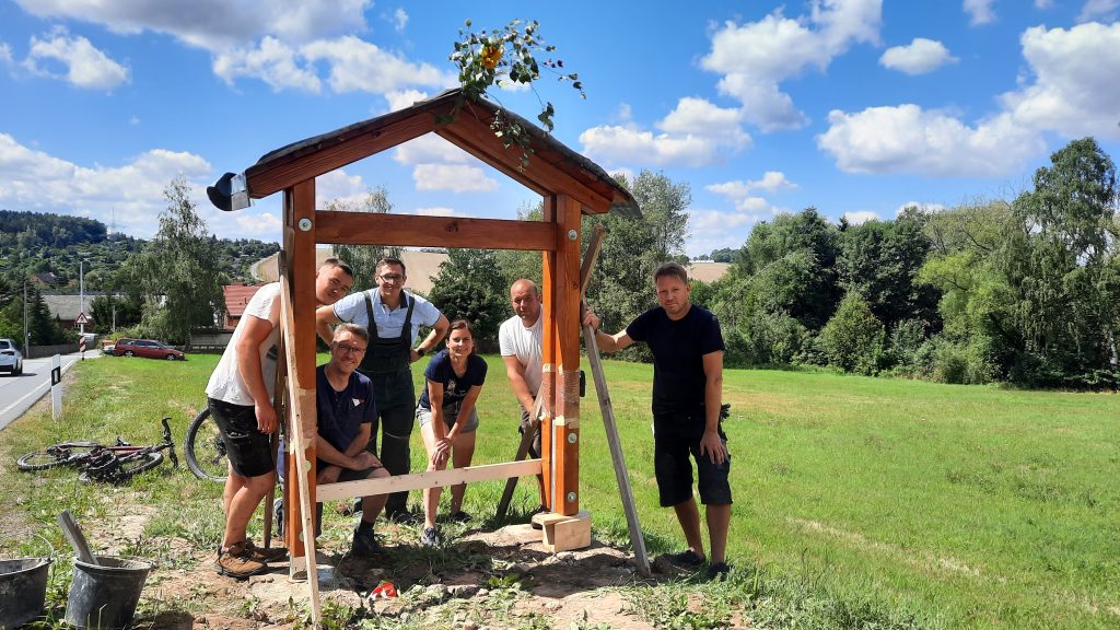 Aufbau der Ortseingangsschilder für Oelsa